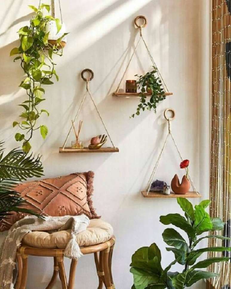 42. Crie um cantinho especial com plantas e decore com prateleira de corda. Fonte: Pinterest