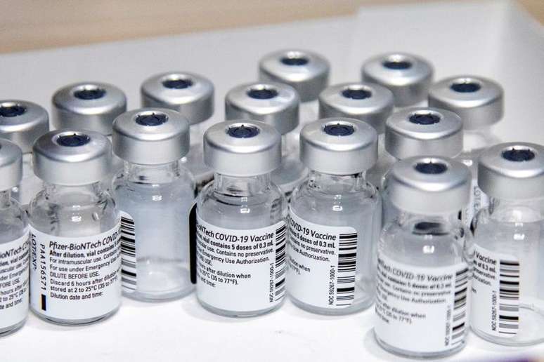 Recipientes com vacinas contra covid-19
REUTERS/Carlos Osorio