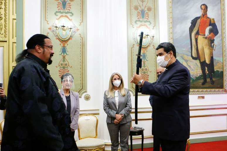 Ator Steven Seagal presenteia Maduro com espada de samurai
 4/5/2021  Divulgação