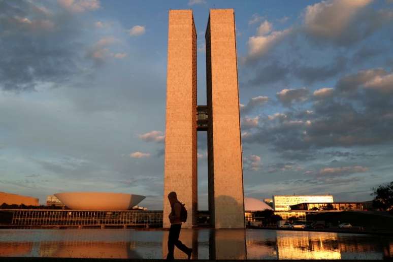 Homem caminha perto do prédio do Congresso Nacional em Brasília
19/03/2021
REUTERS/Ueslei Marcelino