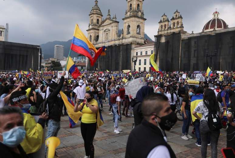 Manifestantes participam de protesto contra pobreza e violência policial em Bogotá, Colômbia
05/05/2021
REUTERS/Luisa Gonzalez