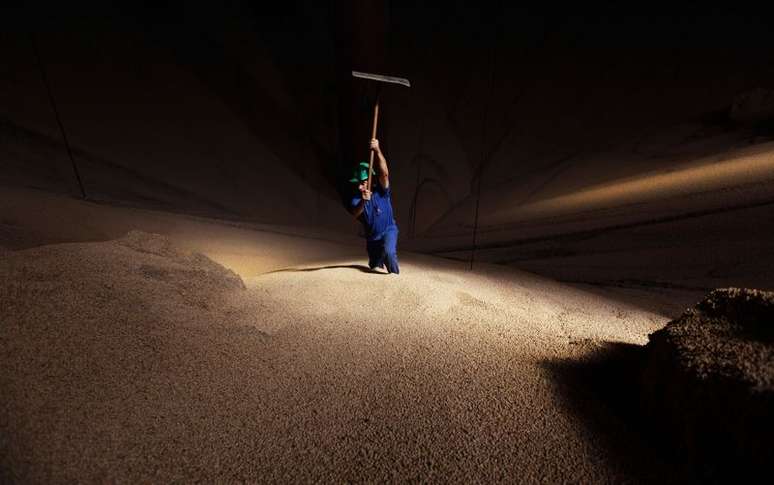 Armazém com grãos de milho em Sorriso (MT) 
27/09/2012
REUTERS/Nacho Doce 