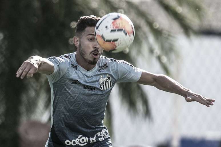 Contra o Strongest, Jean Mota deu um lindo lançamento que terminou no gol de Pirani (Foto: Ivan Storti/Santos FC)