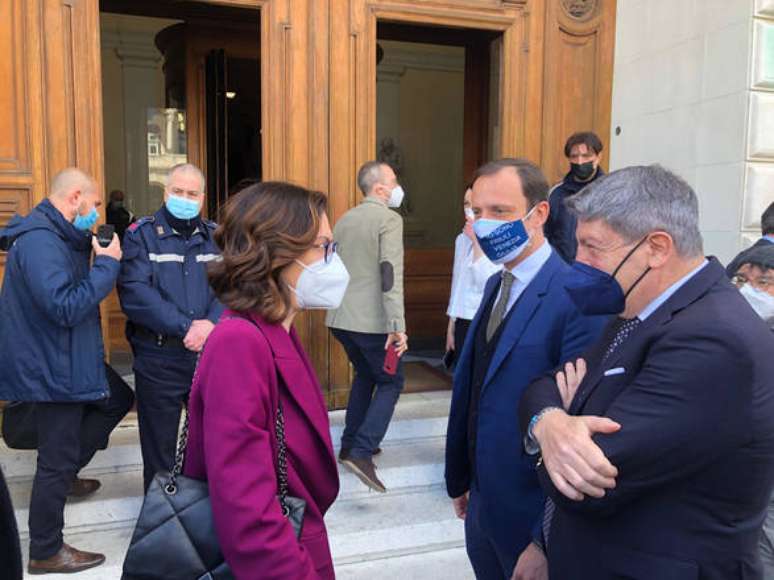 Massimiliano Fedriga (de máscara branca e azul) cobrou mais reaberturas na Itália