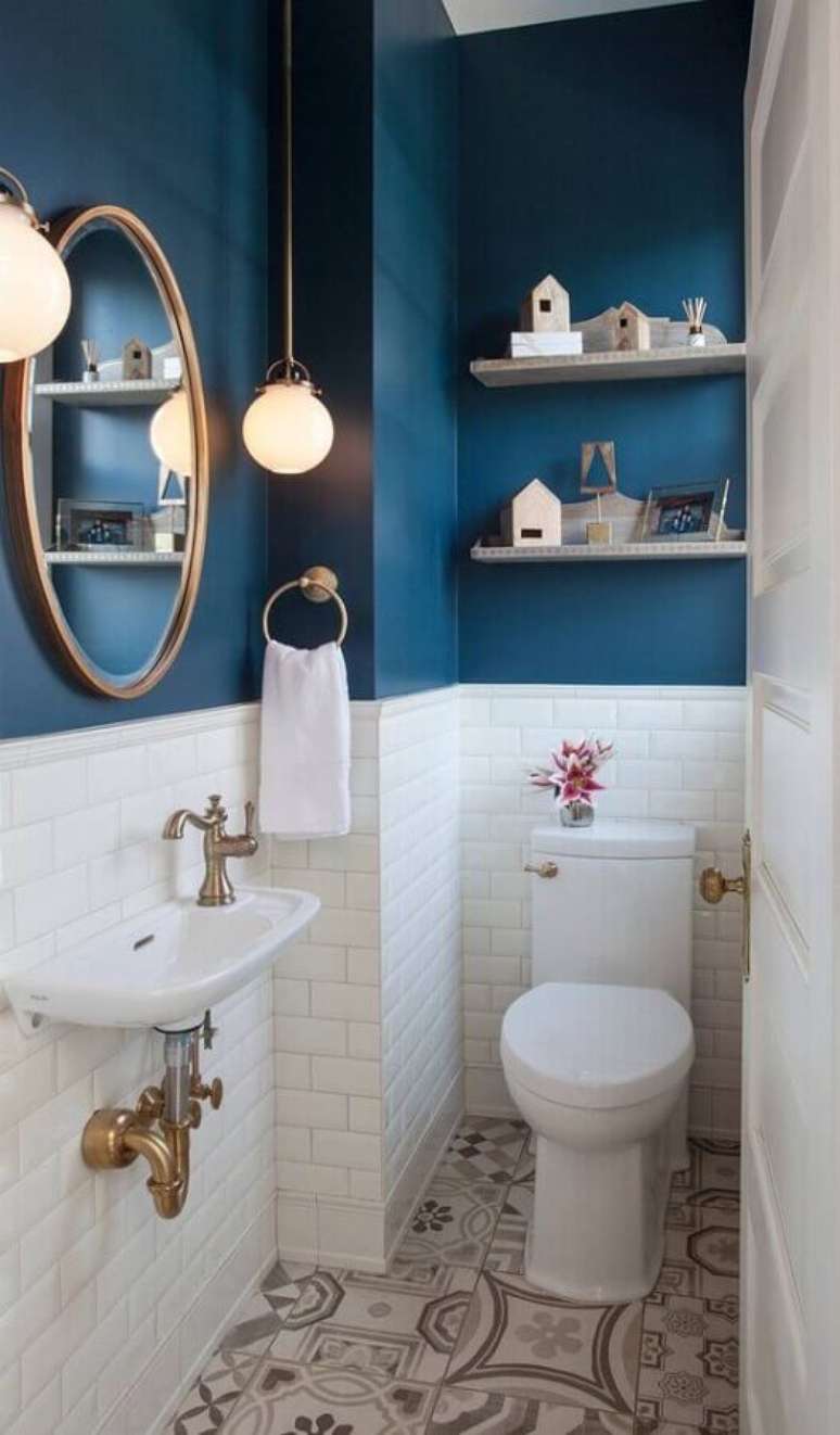 57. Banheiro pequeno decorado com revestimento meia parede branco e azul – Foto: Home Awakening