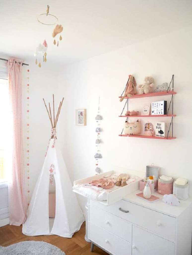46. Aposte na prateleira de corda na hora de decorar o quarto das crianças. Fonte: Pinterest
