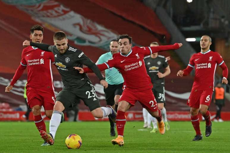 Duelo entre Manchester United e Liverpool será válido pela 34ª rodada do Inglês (Foto: PAUL ELLIS / POOL / AFP)