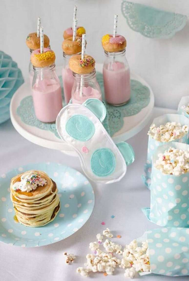 50. Decoração de festa do pijama em tons pastéis – Foto: Kara’s Party Ideas