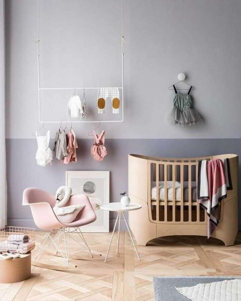25. Tons de cinza para quarto de bebê decorado com pintura meia parede – Foto: Behance