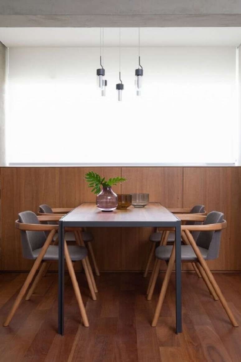 6. Decoração moderna de sala de jantar com meia parede de madeira – Foto: Casa de Valentina