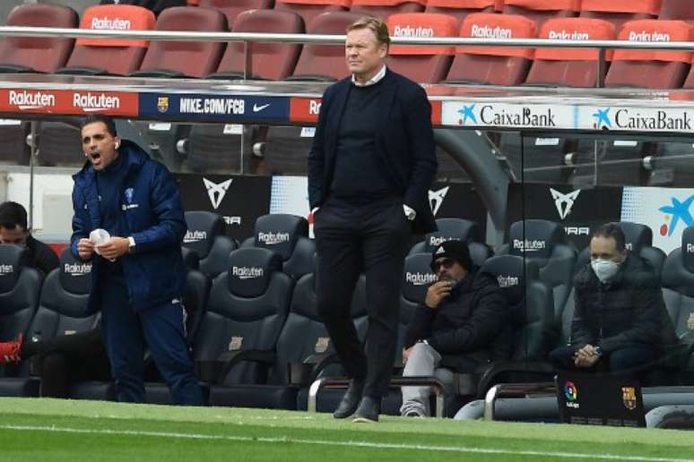 Koeman não podera orientar jogadores em duelo decisivo (Josep LAGO / AFP)