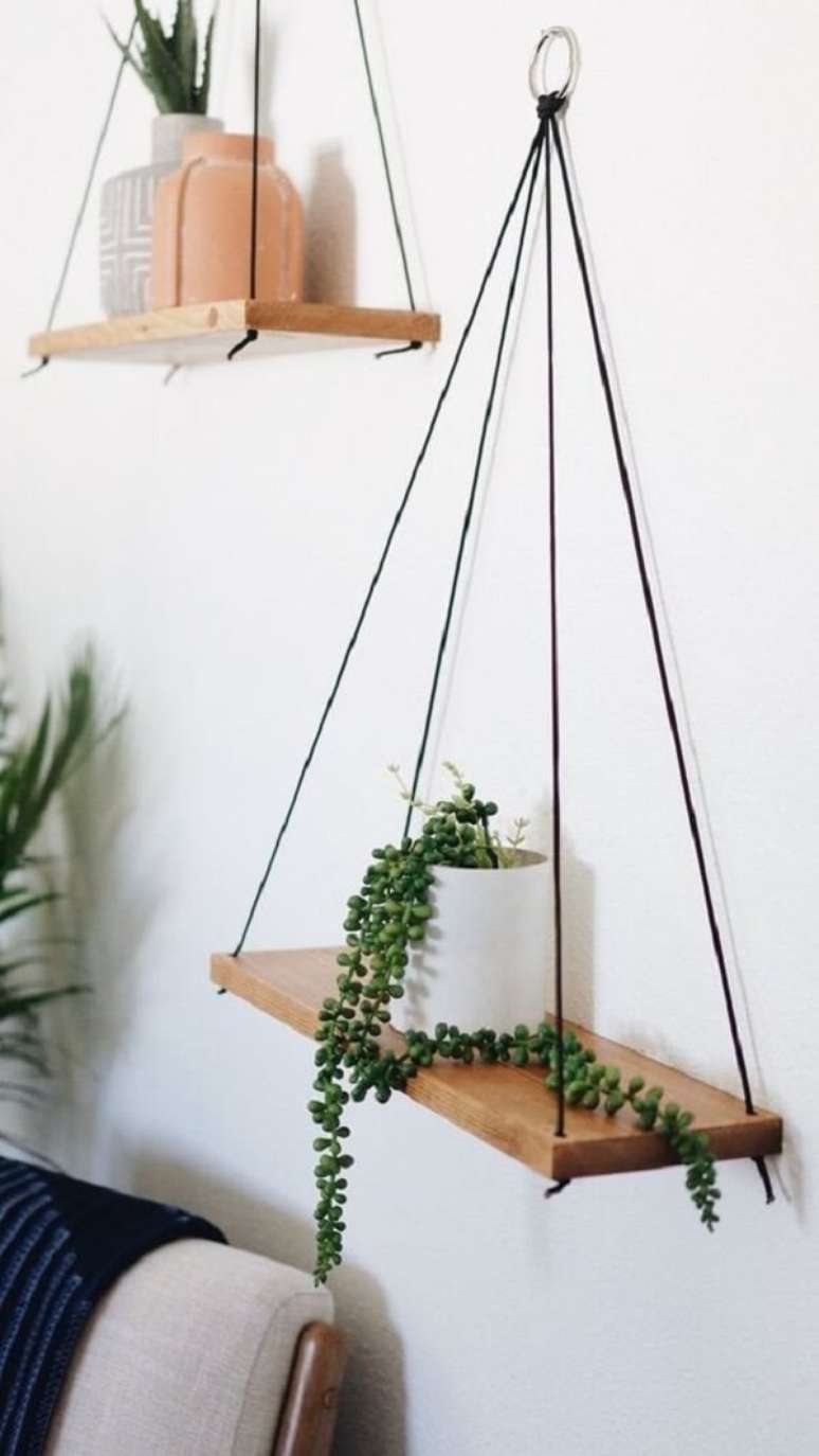 21. Posicione a prateleira de corda em diferentes alturas na parede. Fonte: Pinterest