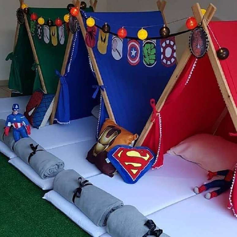 48. Decoração de festa do pijama com cabaninhas inspiradas em super heróis – Foto: Pinterest