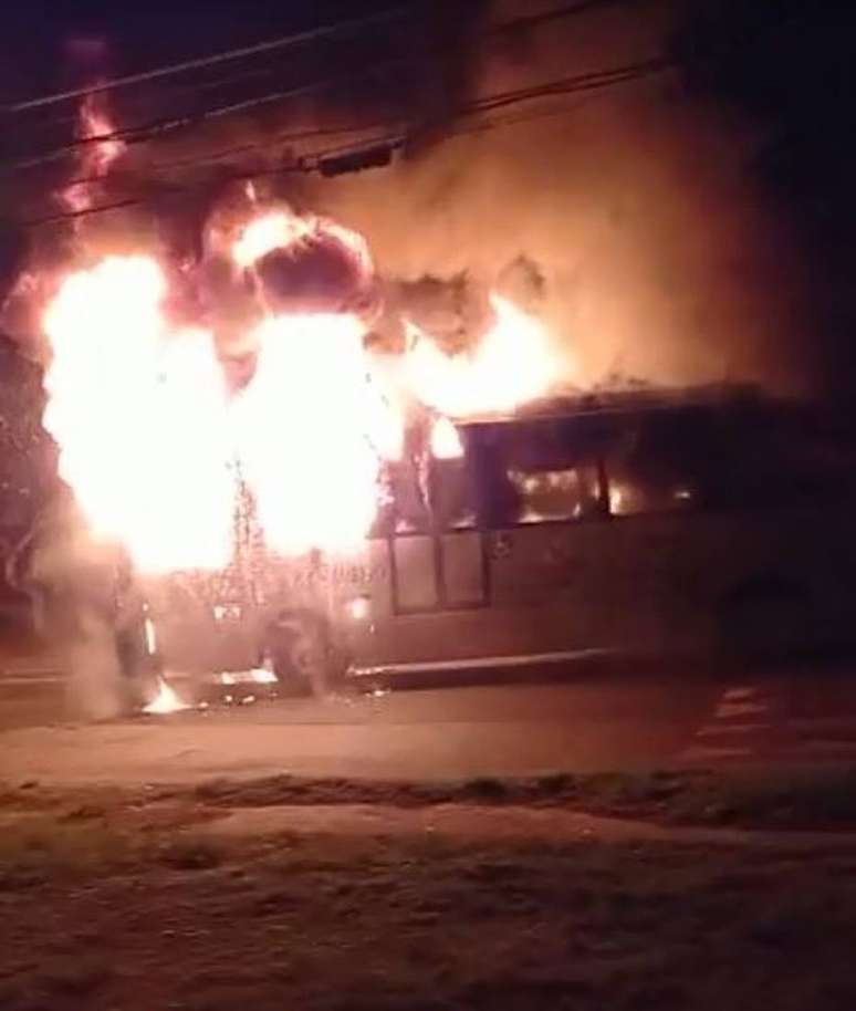 Ônibus do transporte coletivo foi incendiado durante a madrugada, no Parque Vitória Régia, em Sorocaba