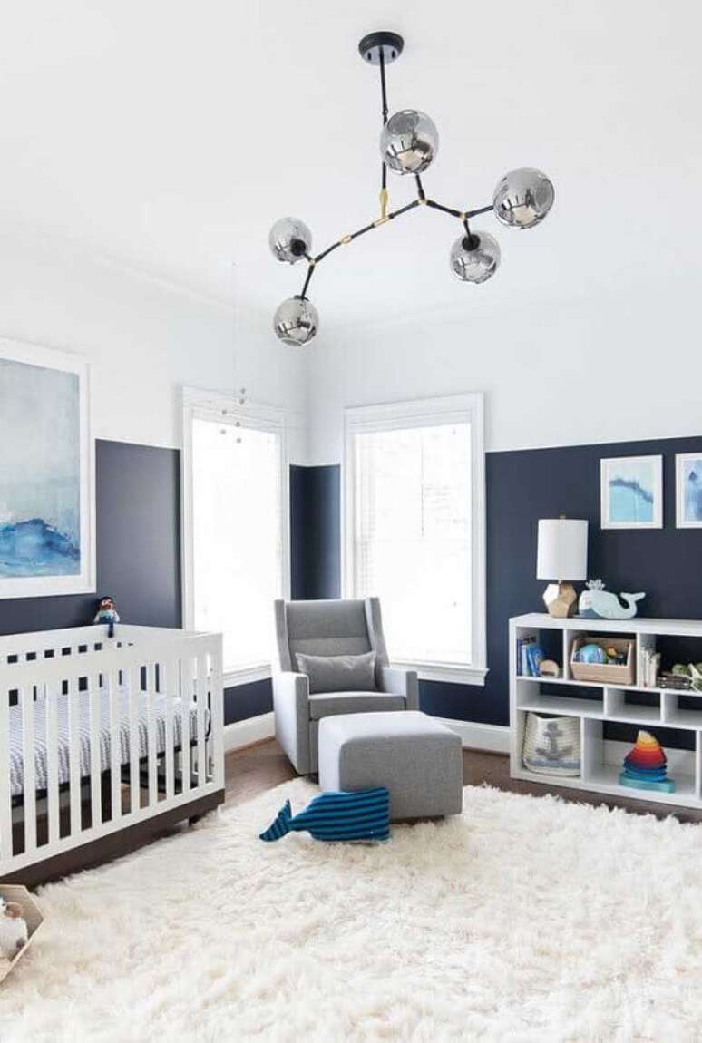 36. Decoração meia parede pintada quarto de bebê amplo cinza e branco – Foto: Pinterest