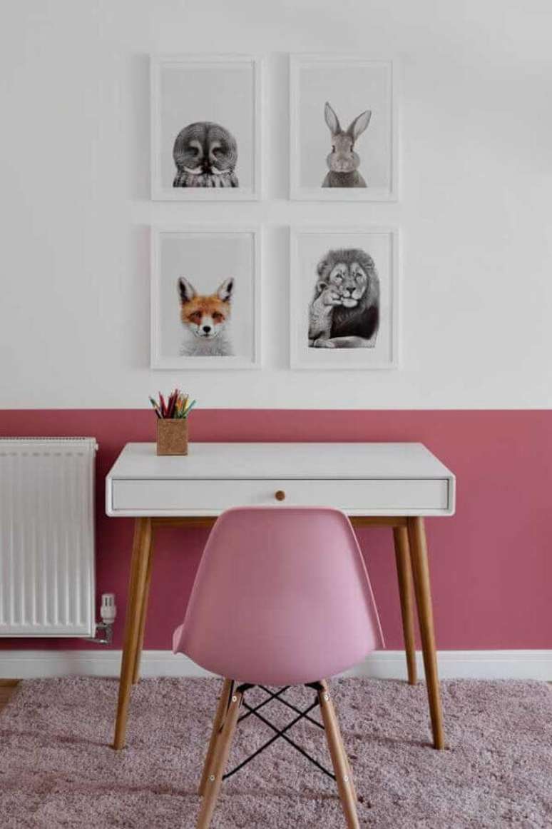 16. Decoração com escrivaninha pequena para meia parede rosa e branca – Foto: Houzz