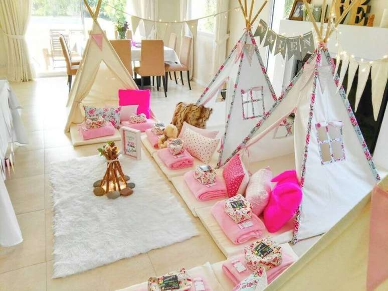 6. Decoração para festa do pijama com cabaninhas