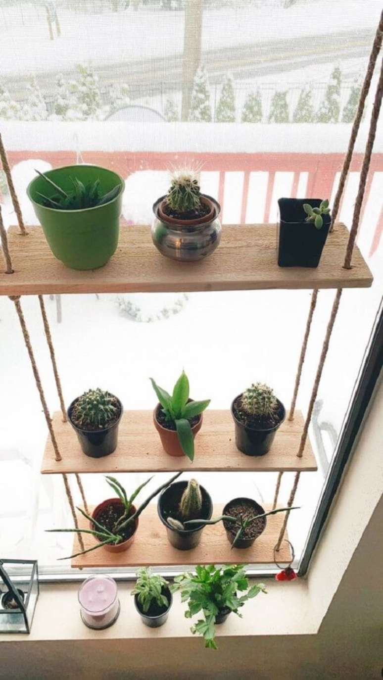 17. Posicione sua prateleira de corda na janela com vasos de plantas. Fonte: Pinterest