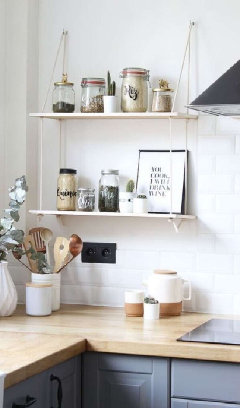 3. Aproveite a parte de cima da bancada da cozinha para fixar sua prateleira de corda. Fonte: Pinterest