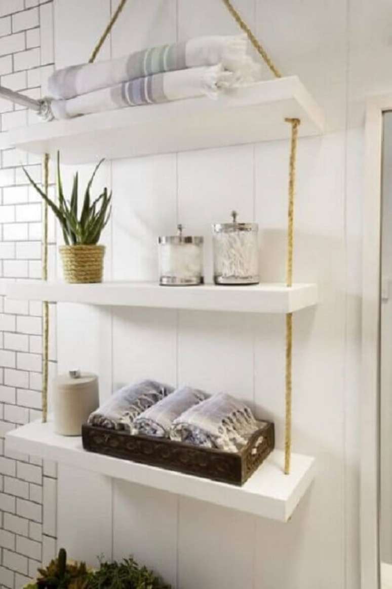 25. Organize os itens do banheiro na prateleira com corda de sisal. Fonte: Homedit