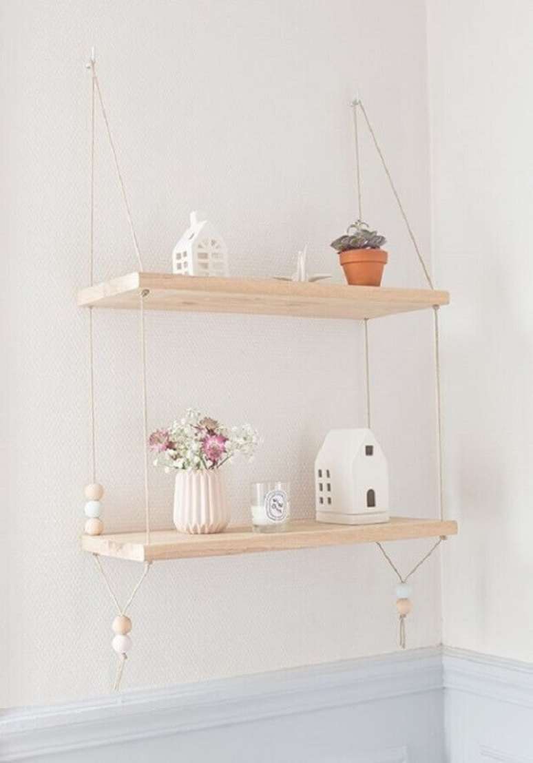 31. Modelo de prateleira de madeira suspensa por corda fina. Fonte: Pinterest