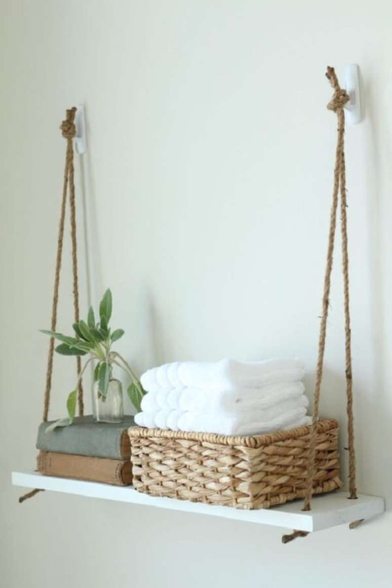 29. Organize as toalhas de rosto do banheiro na prateleira de corda. Fonte: Pinterest