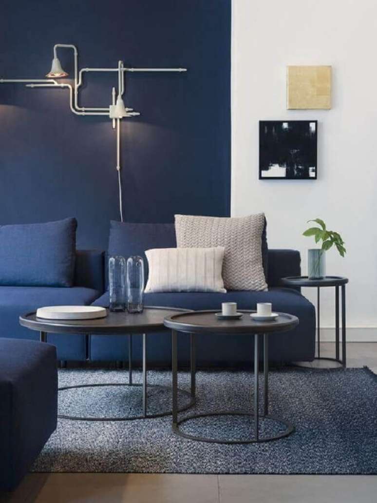 63. Sala moderna azul e branca decorada com meia parede na vertical – Foto: Futurist Architecture