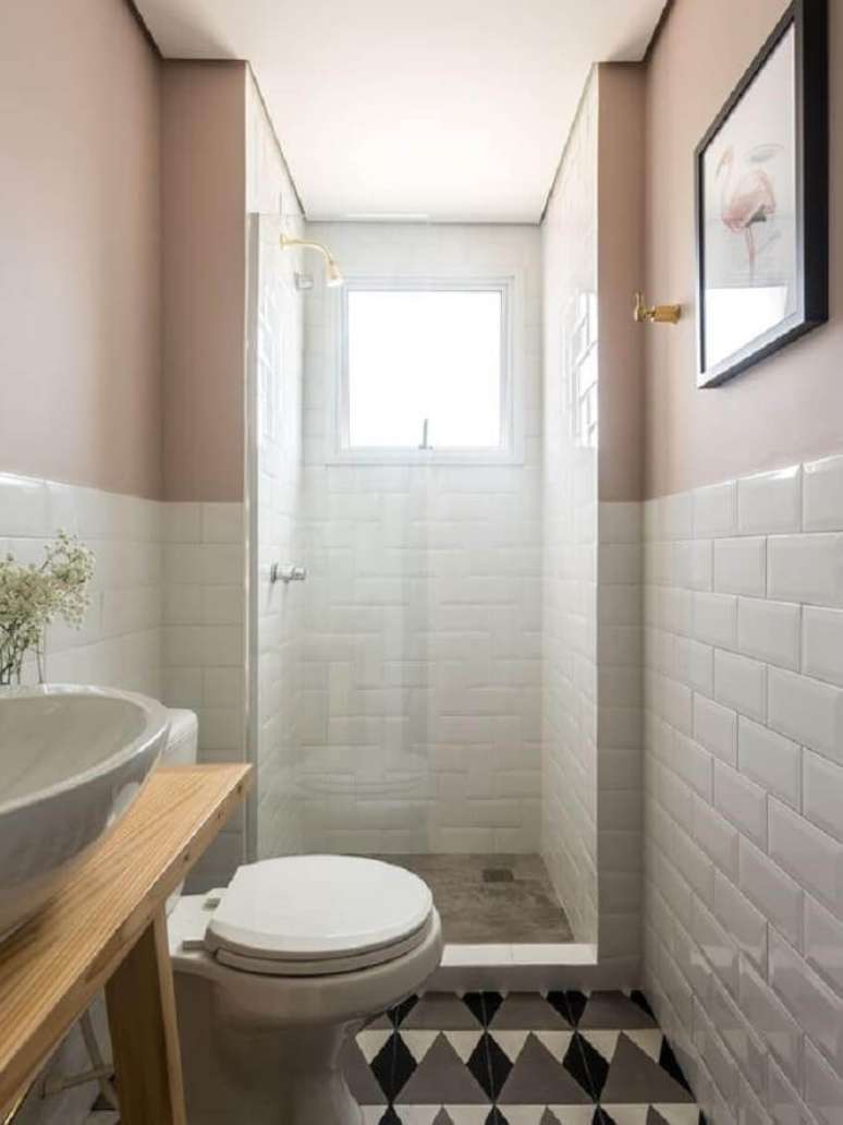 5. Banheiro pequeno decorado com revestimento meia parede metro white – Foto: Pinterest