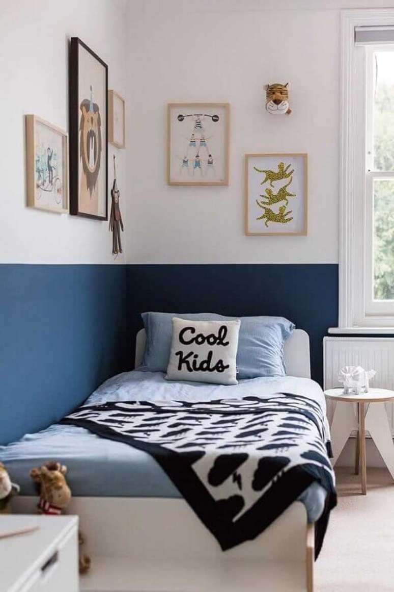 10. Meia parede azul para decoração de quarto de solteiro simples – Foto: Jeito de Casa