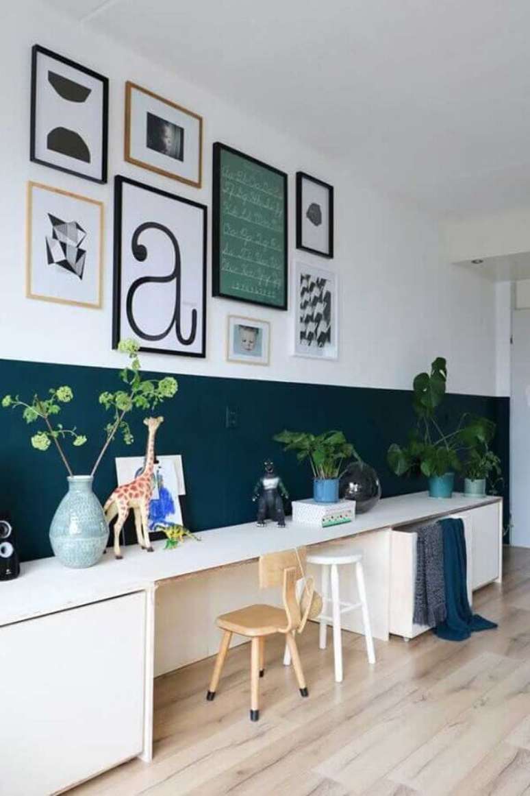 42. Meia parede verde e branca decorada com quadros – Foto: Pinterest