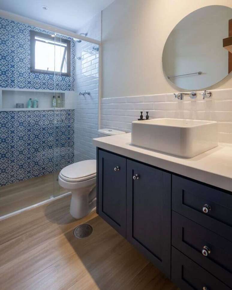 55. Revestimento meia parede para decoração de banheiro azul e branco – Foto: V2B Arquitetura