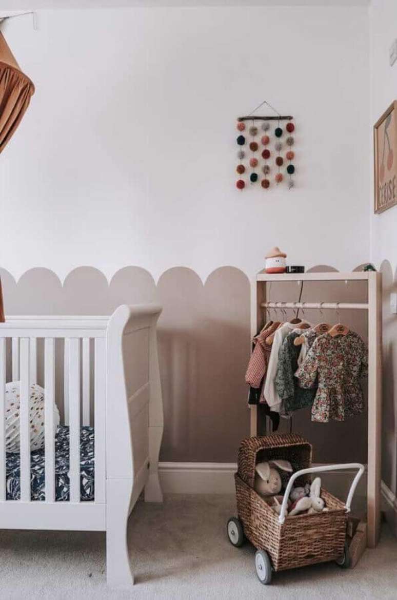 17. No quarto de bebê a pintura meia parede pode ganhar contornos diferentes para deixar o ambiente mais charmoso – Foto: Pinterest