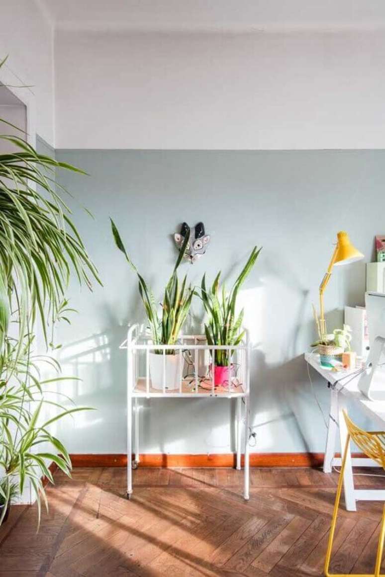 14. Decora&ccedil;&atilde;o clean com pintura meia parede cinza claro &ndash; Foto: Pinterest