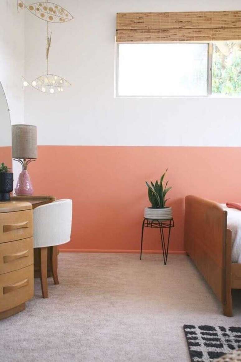 22. Decoração com móveis de madeira e pintura meia parede cor de rosa – Foto: Pinterest