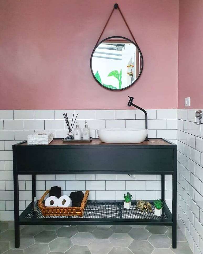 29. Revestimento meia parede para banheiro simples decorado com piso hexagonal – Foto: Pinterest