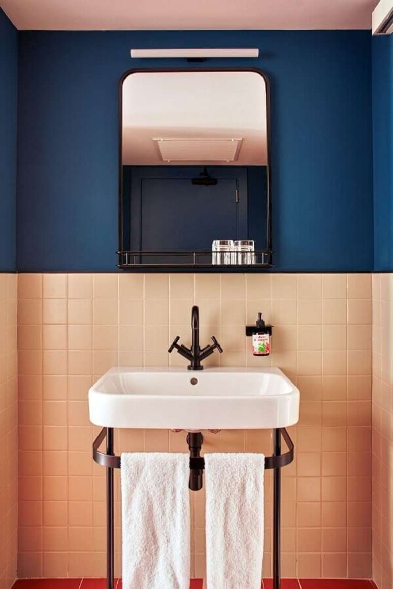 34. Revestimento meia parede azul e coral para decoração de banheiro retrô – Foto: Behance
