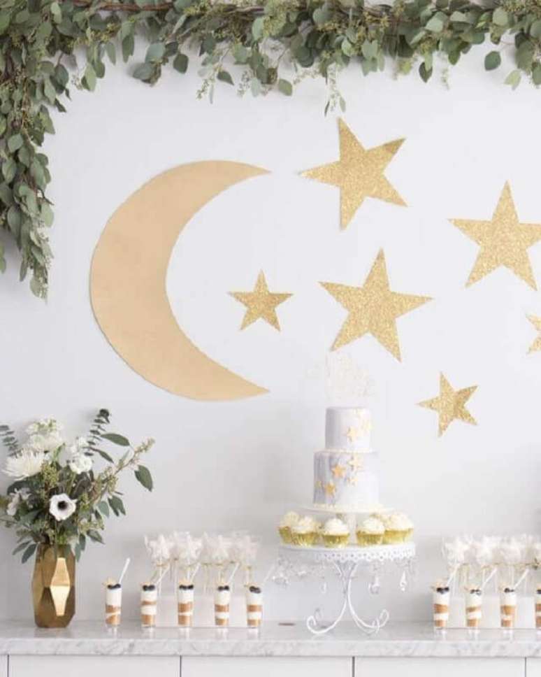 49. Estrelas e lua dourada para decoração de festa do pijama para jovens – Foto: Pinterest