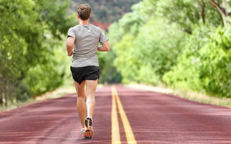Correr de costas: técnica eleva o gasto de calorias