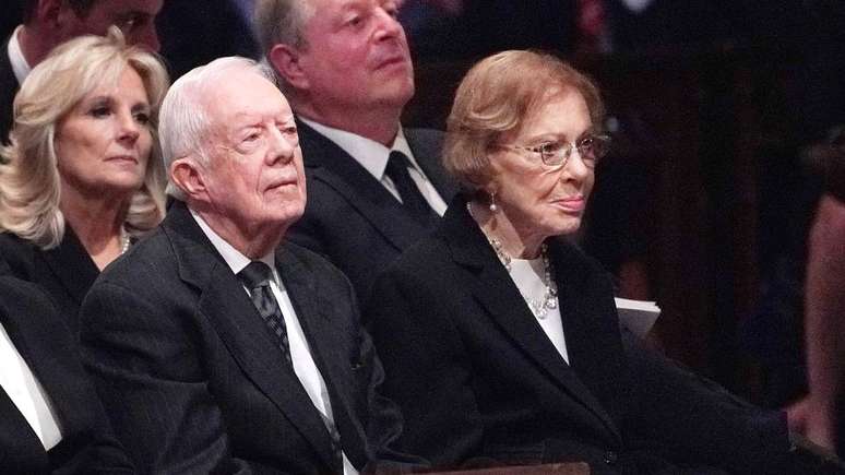 Jimmy e Rosalynn Carter (com Jill Biden e o ex-vice-presidente Al Gore por trás) no funeral do ex-presidente George H.W. Bush em 2018