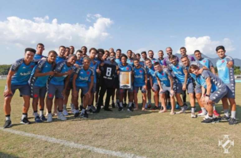 Professor ganhou presentes do elenco vascaíno (Rafael Ribeiro/Vasco)