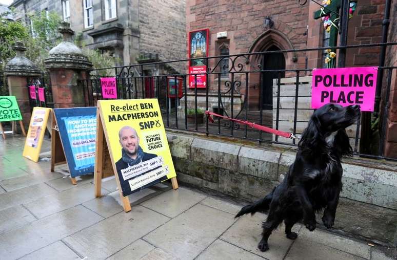 Local de votação em Edimburgo, na Escócia
06/05/2021
REUTERS/Russell Cheyne