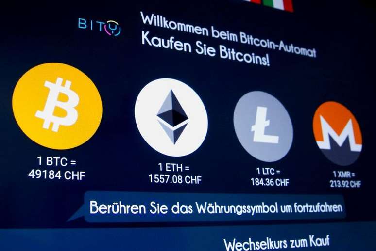 Logos das criptomoedas Bitcoin, Ether, Litecoin e Monero em terminal em Zurique, Suíça 
04/03/2021
REUTERS/Arnd Wiegmann