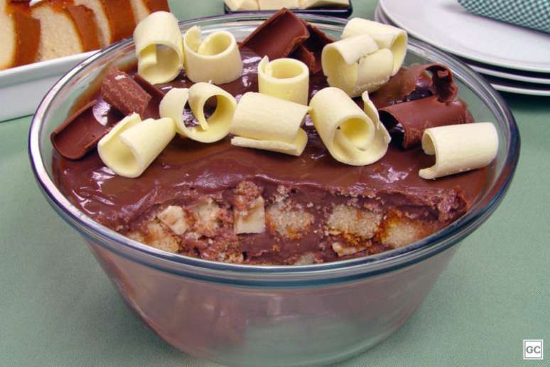 Guia da Cozinha - Pavê-bolo com raspas de chocolate pronto em 30 minutos