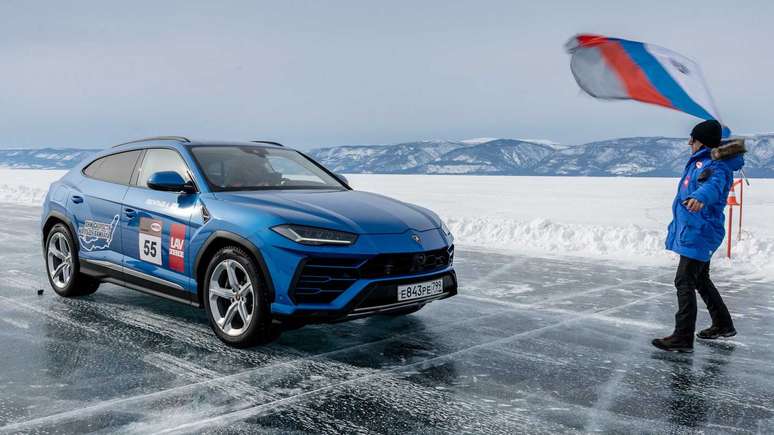 Lamborghini Urus recebe a bandeirada no gelo da Rússia.