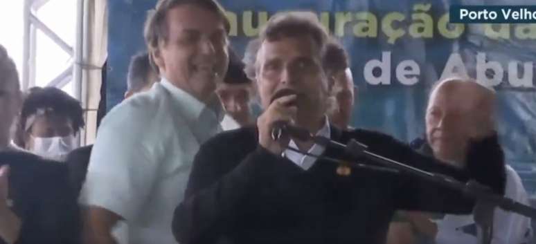Nelson Piquet falando em palanque ao lado do Presidente Jair Bolsonaro e outros políticos e figuras públicas; nenhum dos dois utilizou máscaras (Reprodução / Twitter)