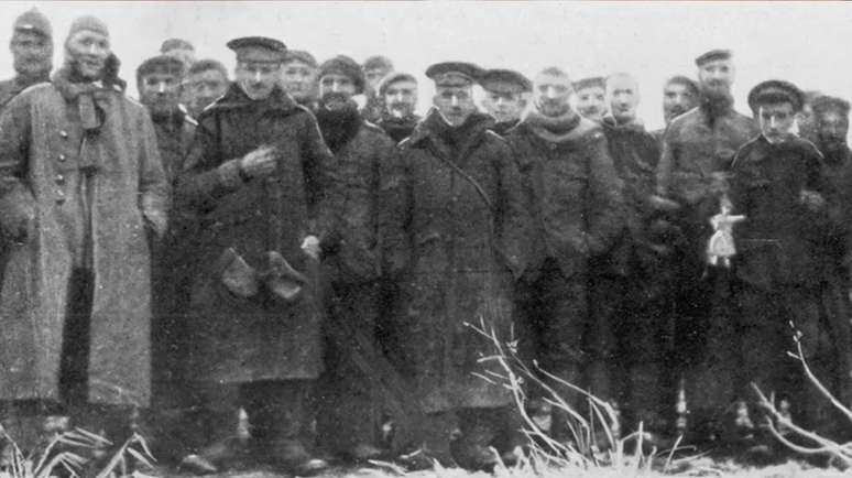 Soldados alem&atilde;es e brit&acirc;nicos trocaram as hostilidades, de forma espont&acirc;nea, por gestos de aproxima&ccedil;&atilde;o