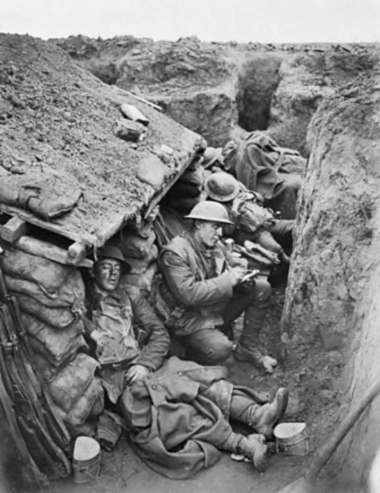 Soldados britânicos em trincheiras: 'a gente passa o dia com água e lama até o pescoço'