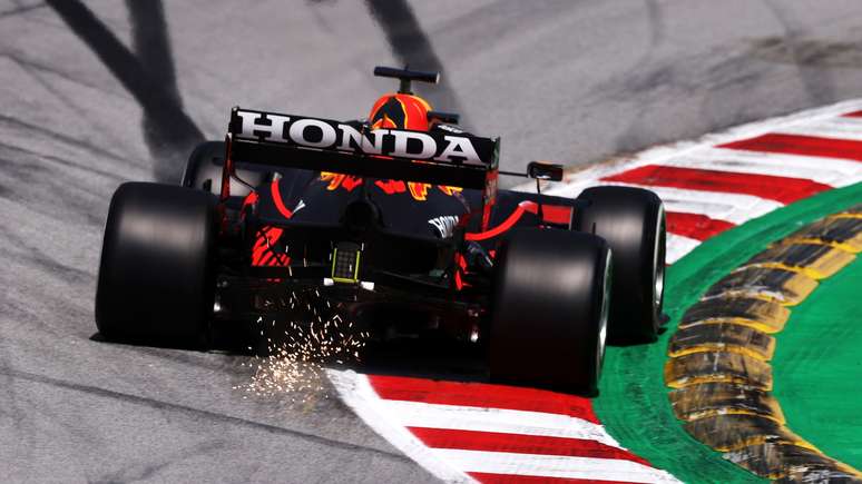 Max Verstappen em ação no começo do treino livre 1 do GP da Espanha 