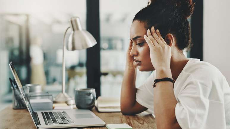 Para ser diagnosticado com síndrome de burnout, a pessoa tem que apresentar três características: exaustão, sentimento de negatividade em relação a um trabalho e eficácia reduzida