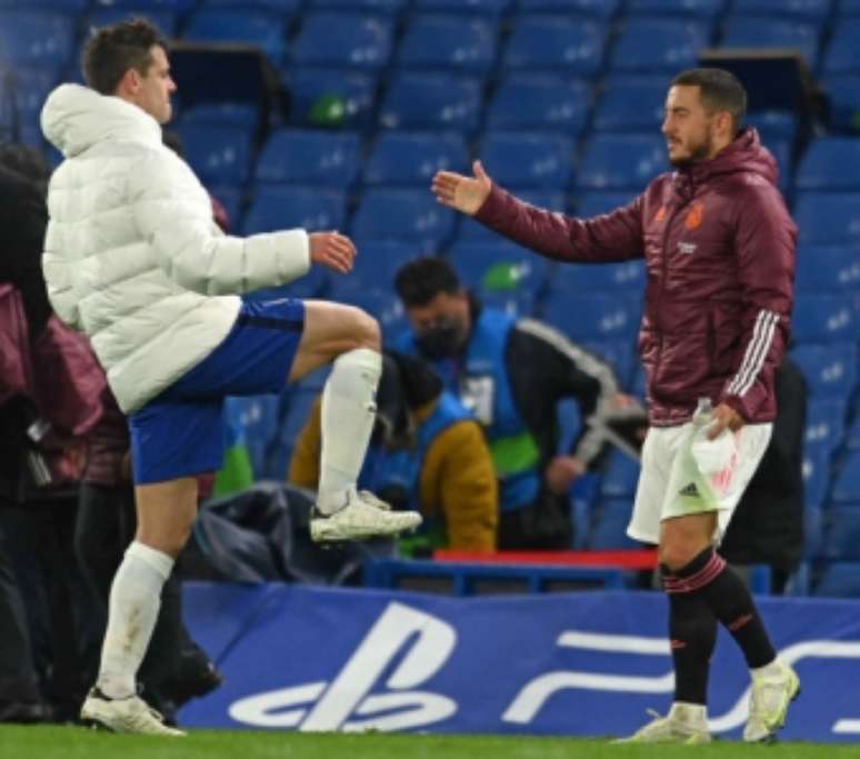 Hazard apareceu rindo com seus ex-companheiros de Chelsea após a eliminação do Real Madrid (Foto: GLYN KIRK / AFP)